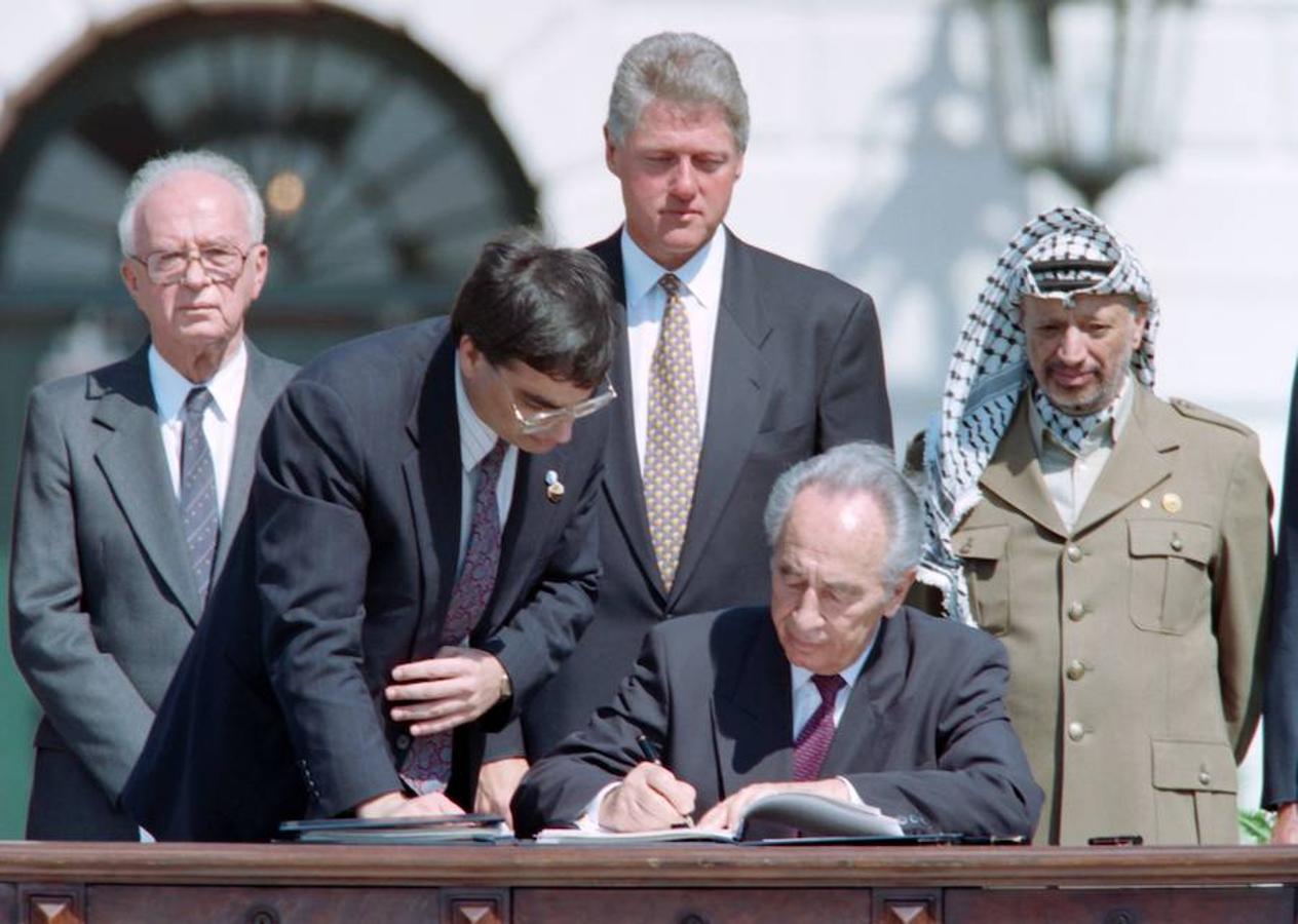 La firma de dichos acuerdos supuso el Premio Nobel para el expresidente de Israel, que recibió de forma conjunta a Yasser Arafat e Isaac Rabin. 