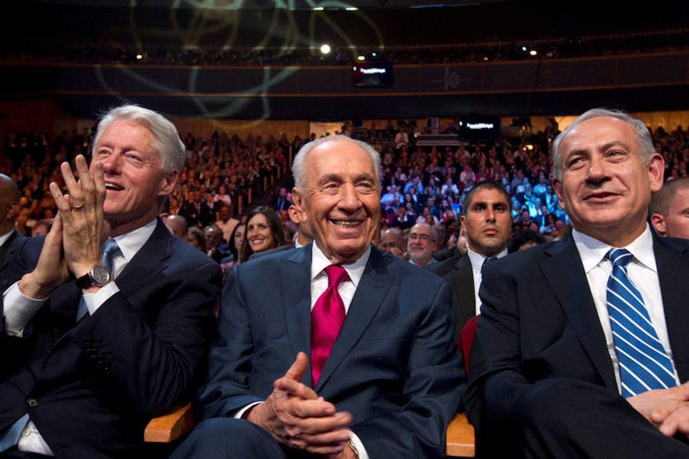 Simon Peres con el expresidente de EE.UU. Bill Clinton y el actual presidente de Israel, Benjamín Netanyahu. 