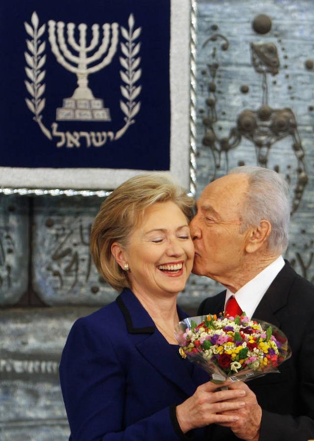 Shimon Peres con la actual candidata demócrata a la Casa Blanca, Hillary Clinton, aunque en esa foto es la Primera Dama. 