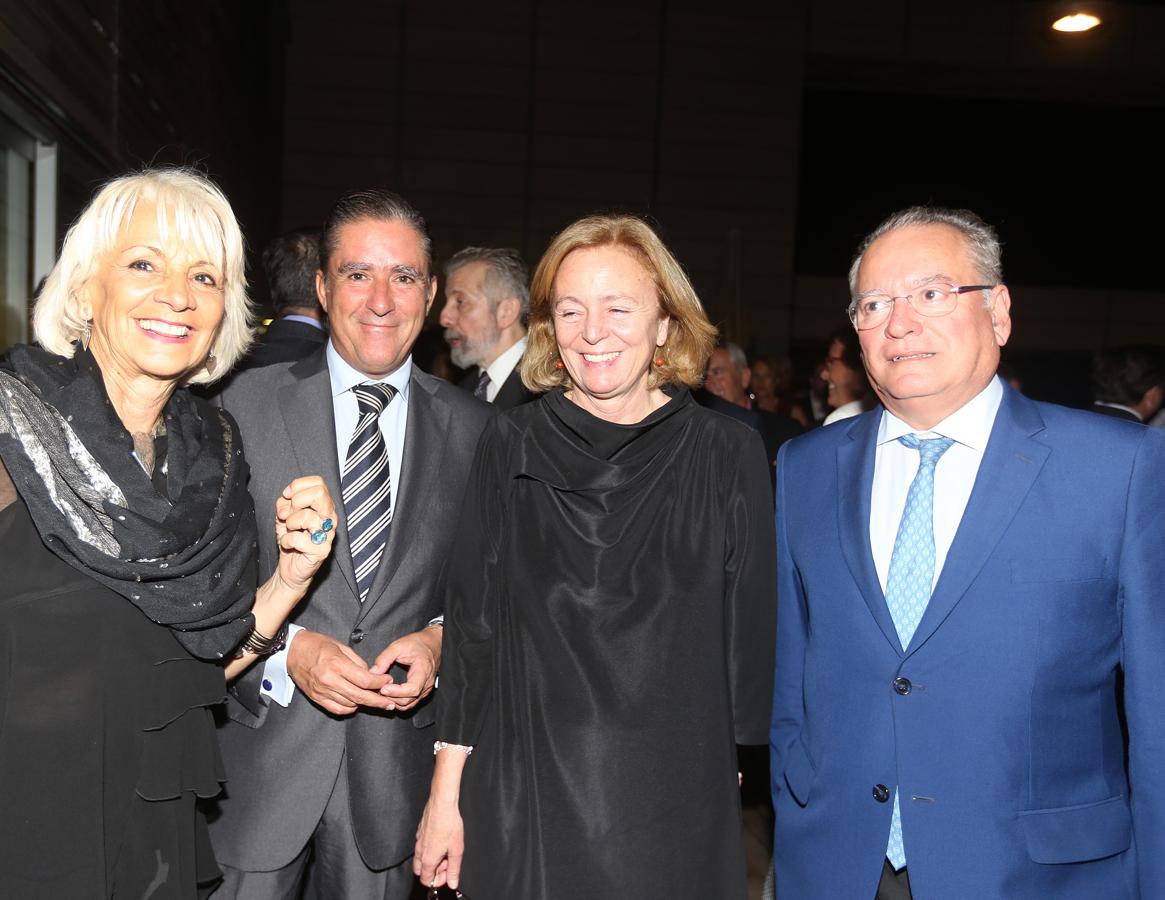 La portavoz del PP en el Ayuntamiento de Cádiz, Teófila Martínez, el presidente de la Audiencia Provincial, Manuel Estrella, la presidenta editora de ABC, Catalina Luca de Tena y Álvaro Ybarra, director de ABC Sevilla