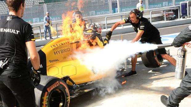 Incendio en el Renault de Kevin Magnussen