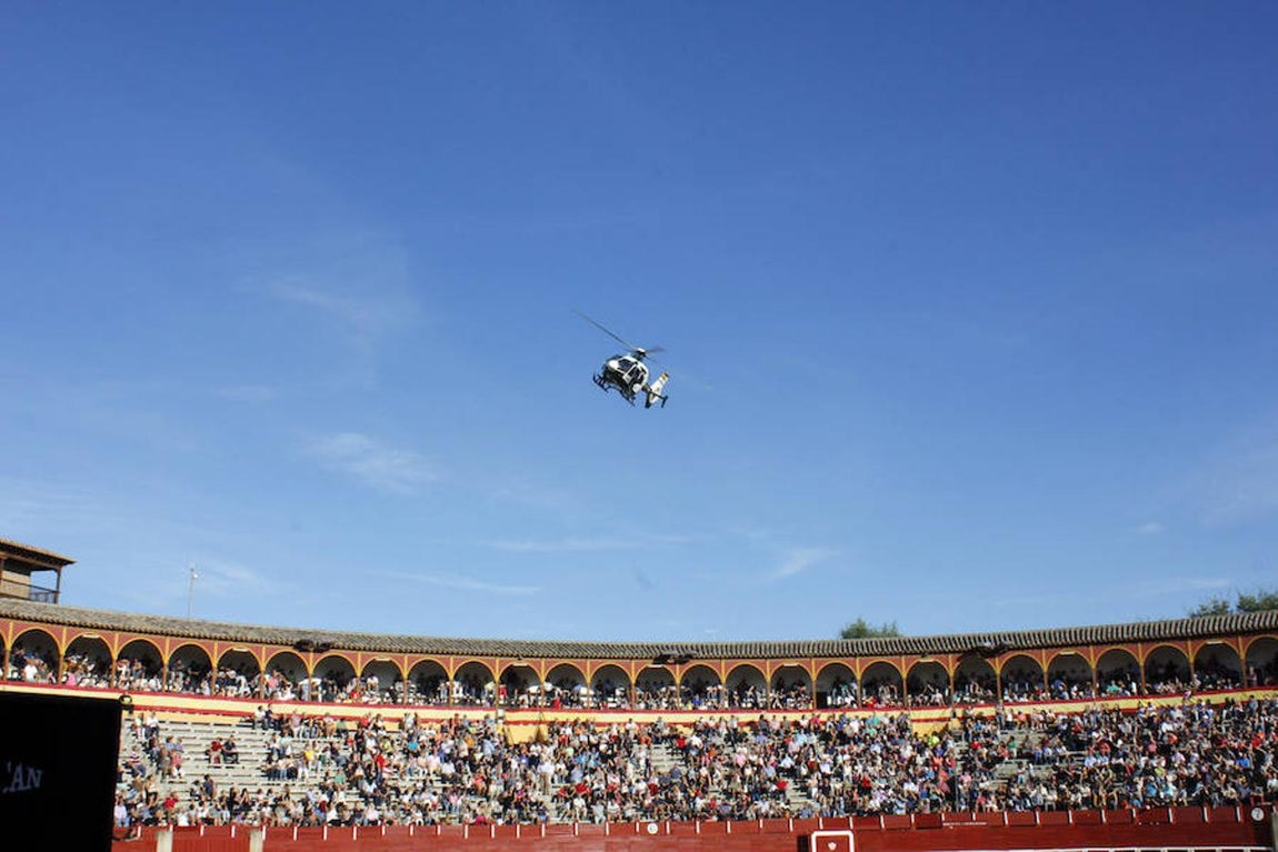 Exhibición de la Guardia Civil en la plaza de toros