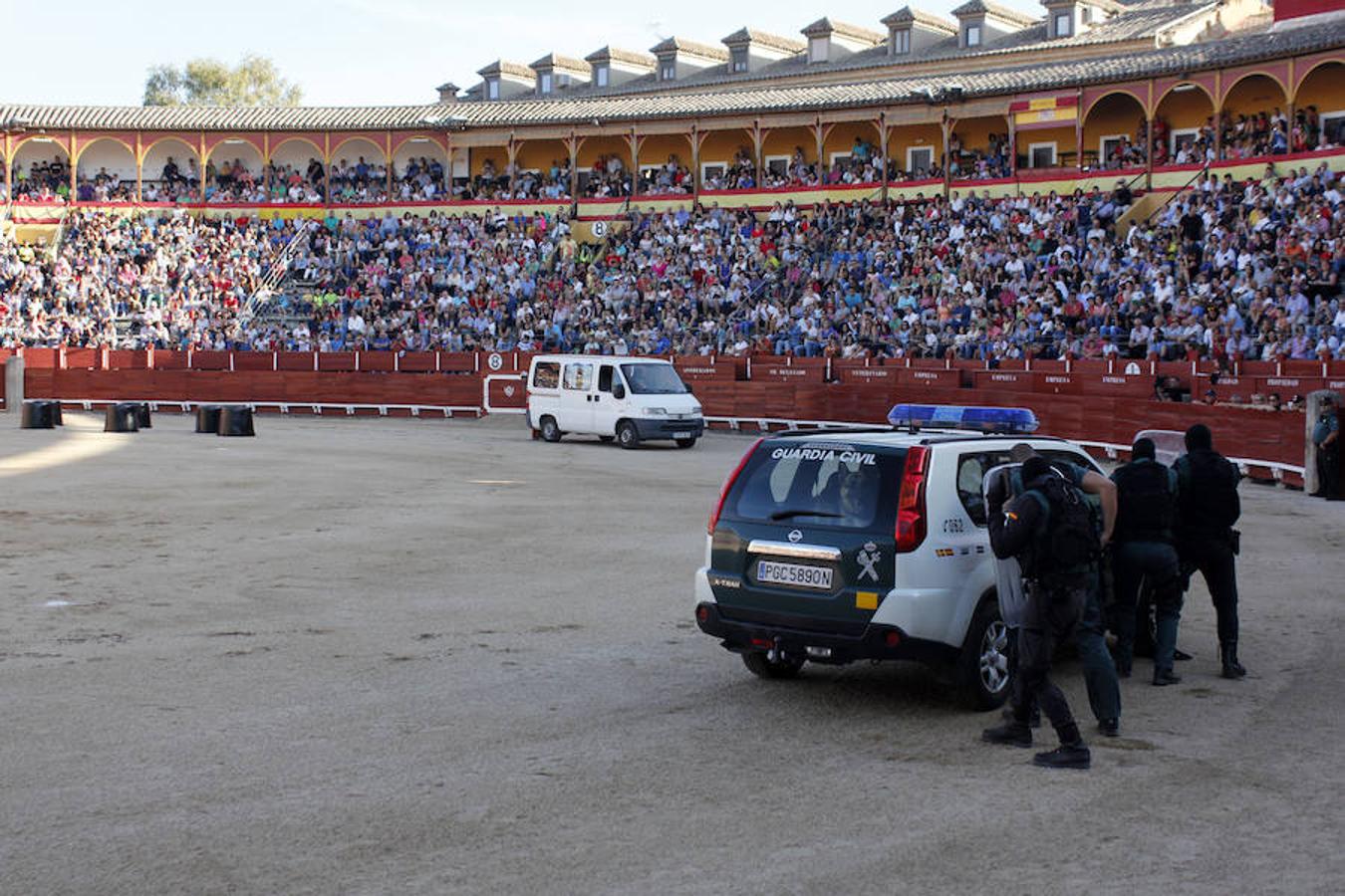 Exhibición de la Guardia Civil en la plaza de toros