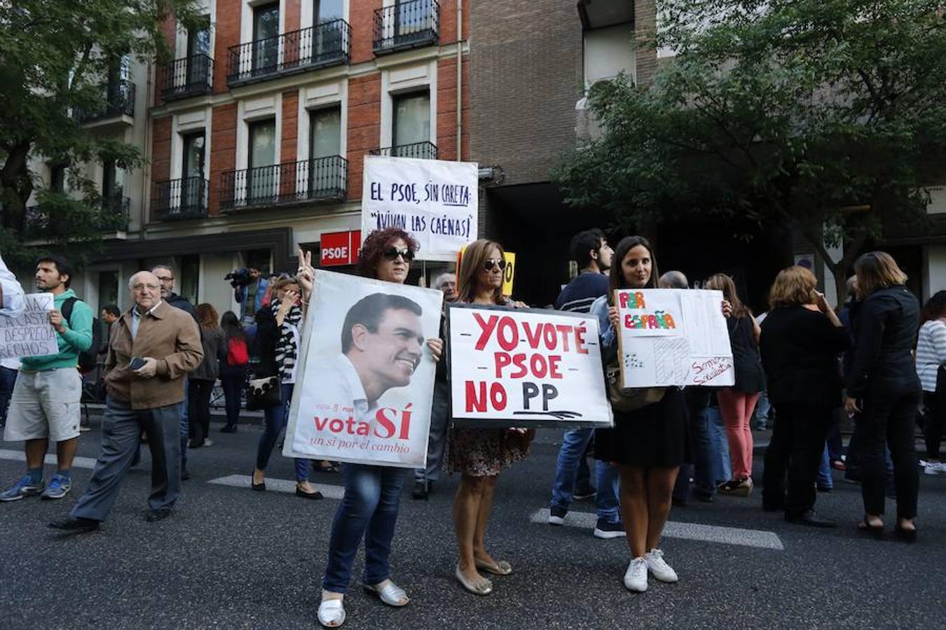 Carteles en apoyo a Pedro Sánchez a la entrada a la sede del PSOE en Ferraz