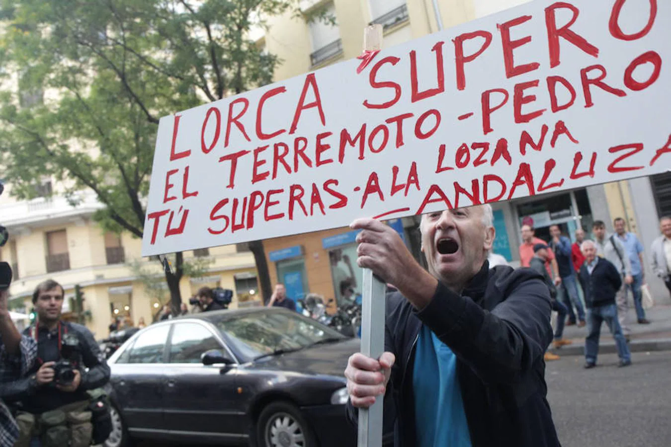 Militantes y simpatizantes a la entrada de la sede de la sede del PSOE en Ferraz. 