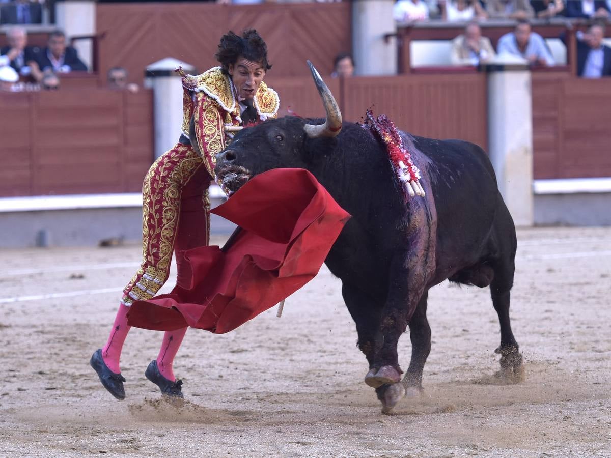 Secuencia de las tremendas cogidas a Curro Díaz en Las Ventas