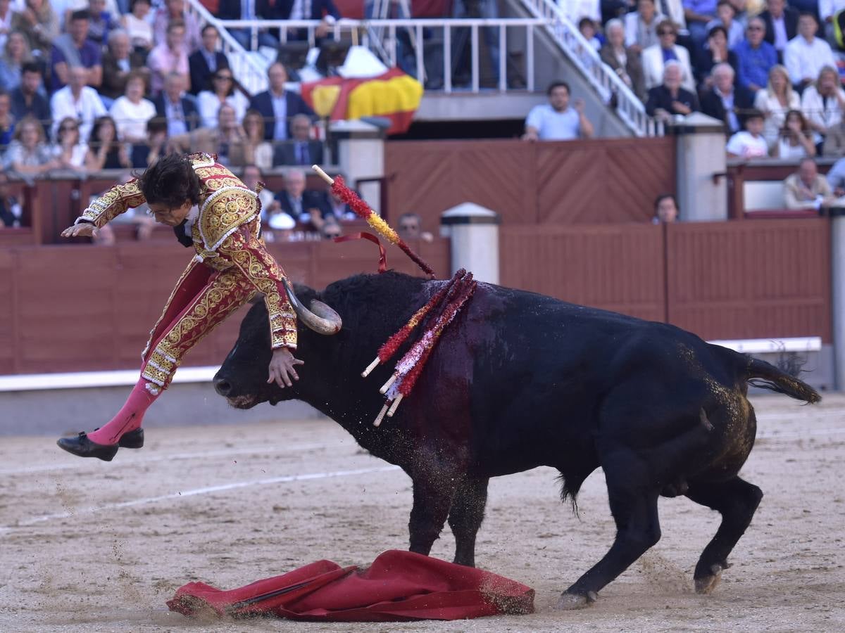 Secuencia de las tremendas cogidas a Curro Díaz en Las Ventas