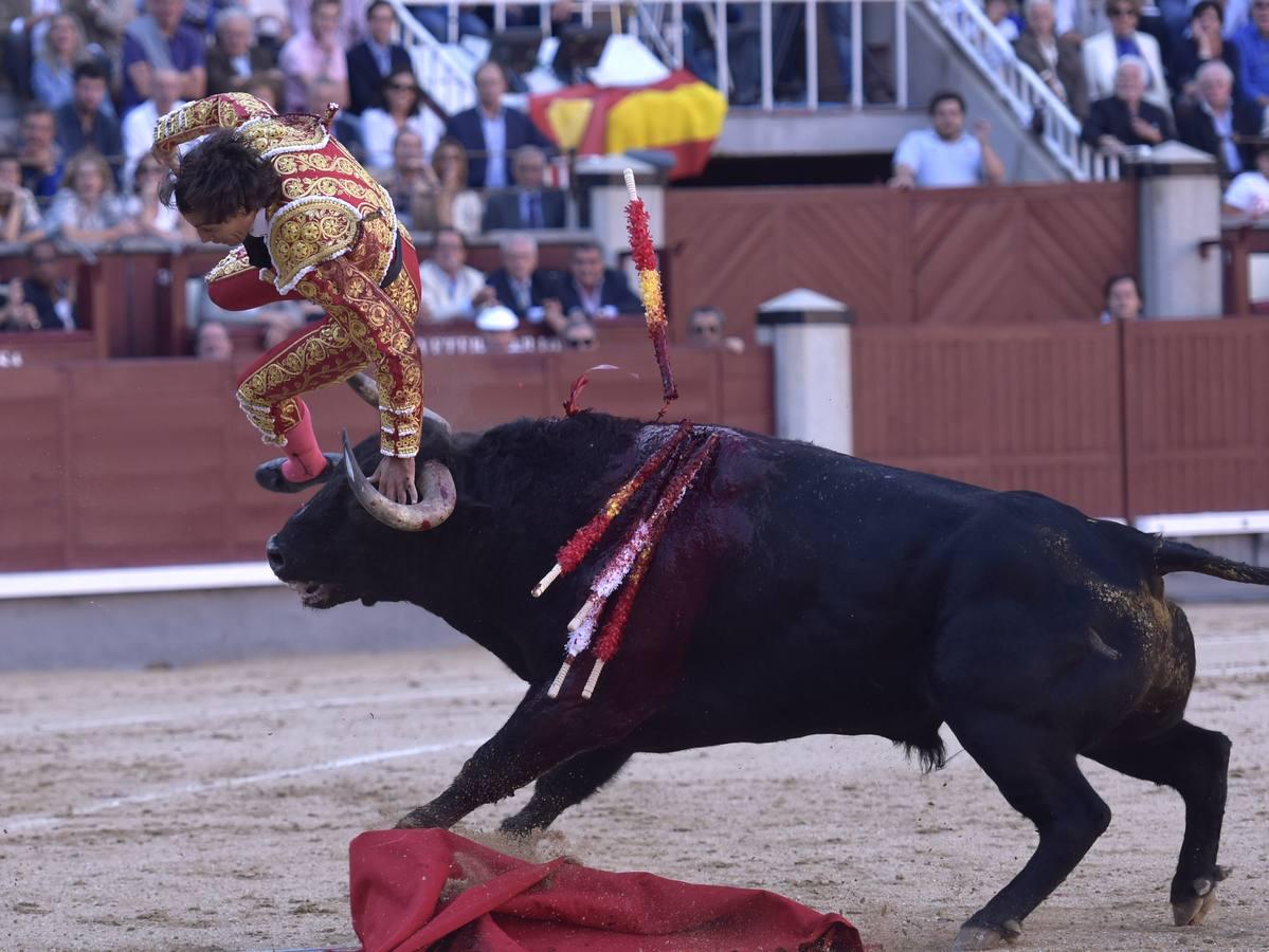 Secuencia de las tremendas cogidas a Curro Díaz en Las Ventas