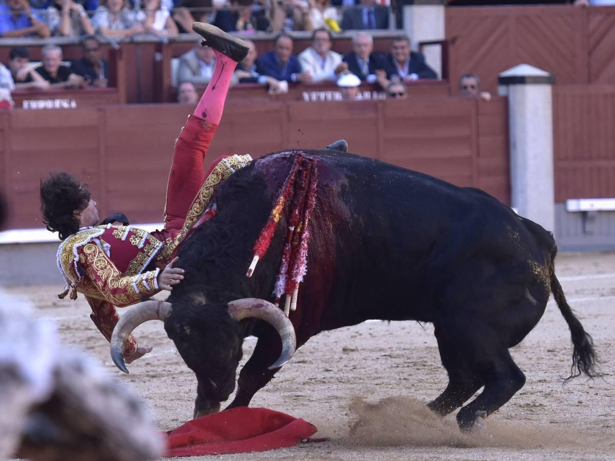 Secuencia de las tremendas cogidas a Curro Díaz en Las Ventas