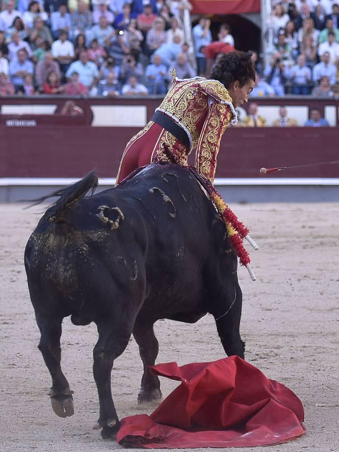 Secuencia de las tremendas cogidas a Curro Díaz en Las Ventas