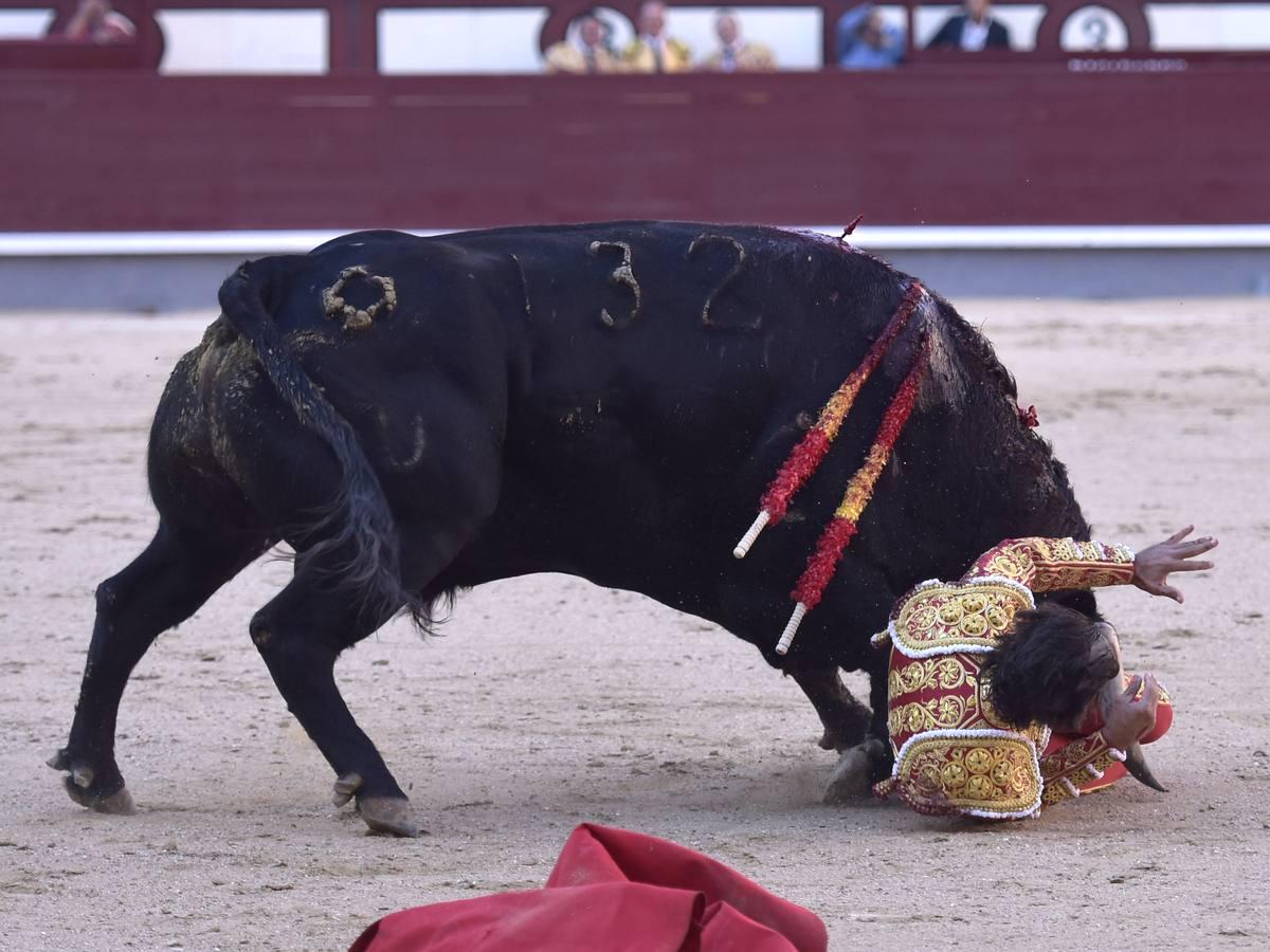 Secuencia de las tremendas cogidas a Curro Díaz en Las Ventas