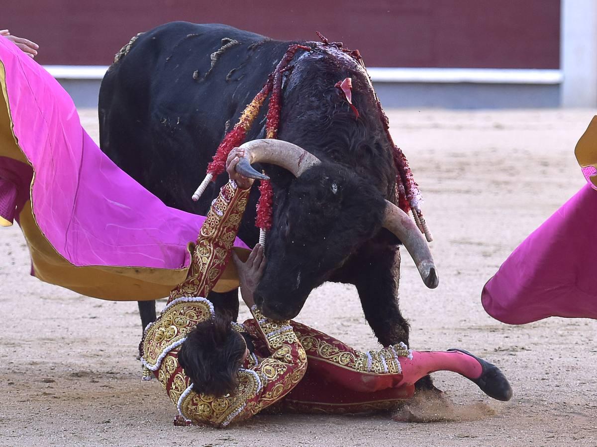 Secuencia de las tremendas cogidas a Curro Díaz en Las Ventas