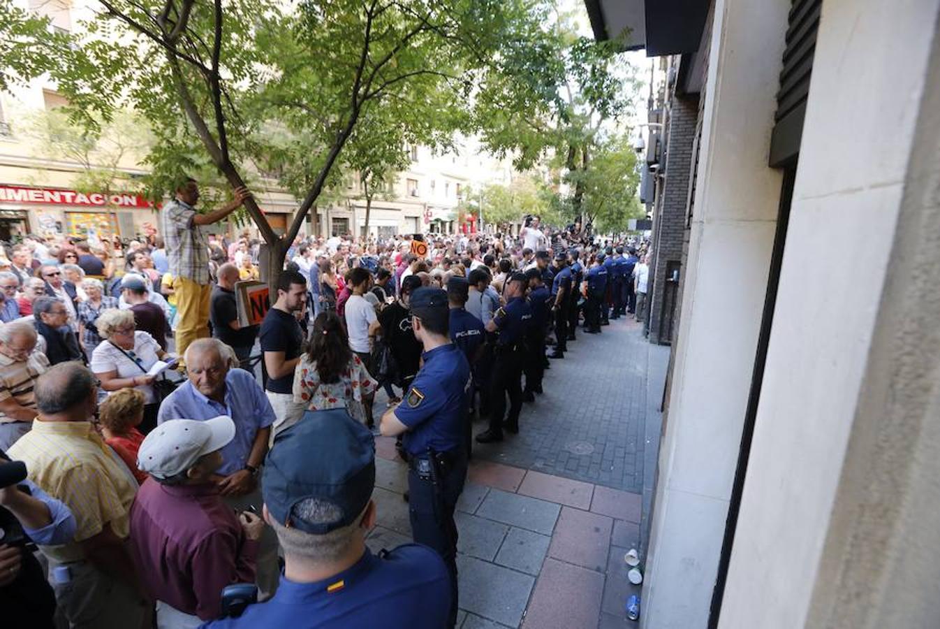 La Policía forma un cordón de seguridad en Ferraz para proteger a los miembros del PSOE del acoso de los manifestantes. 