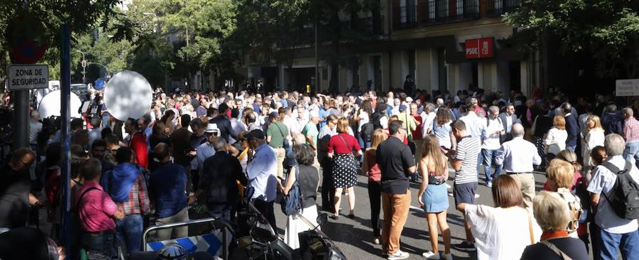 Militantes y periodistas a la entrada en Ferraz. 