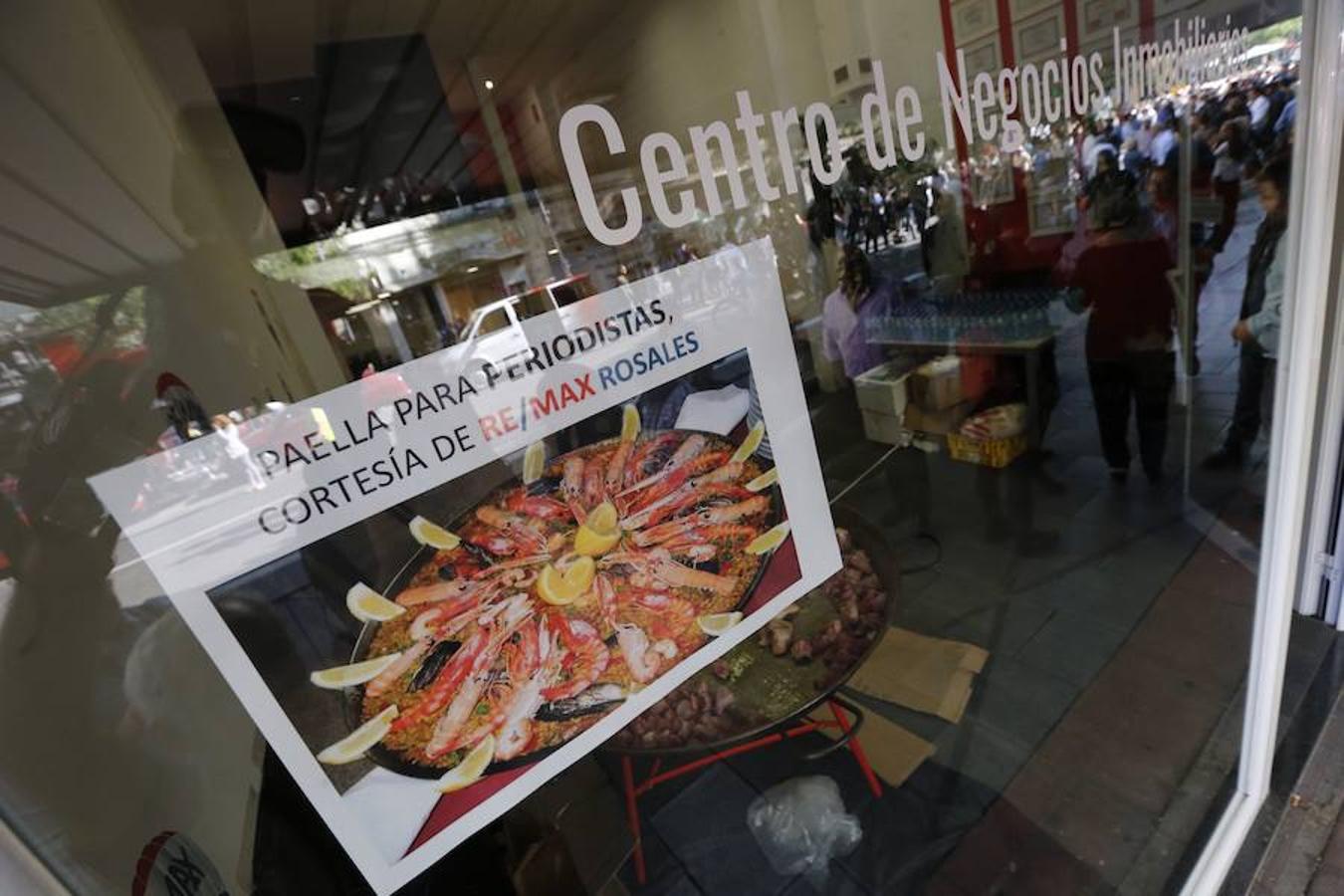 Paella para periodistas a las puertas de Ferraz