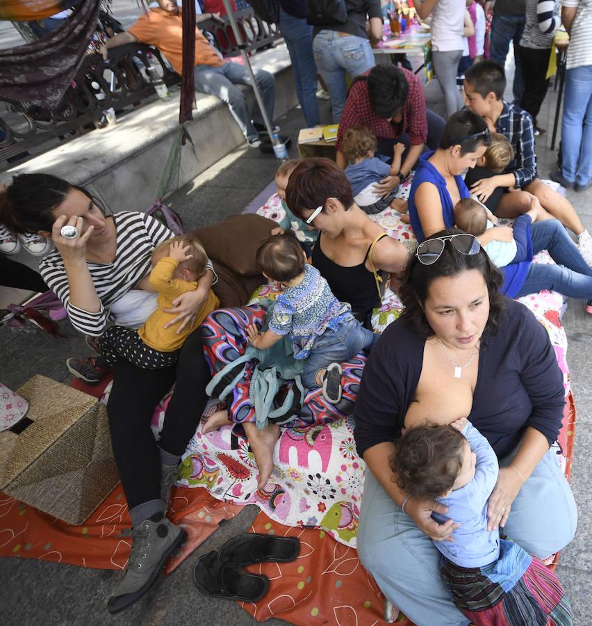 4. Tetada pública celebrada en Alcalá de Henares en el marco de la Semana de la Lactancia Materna