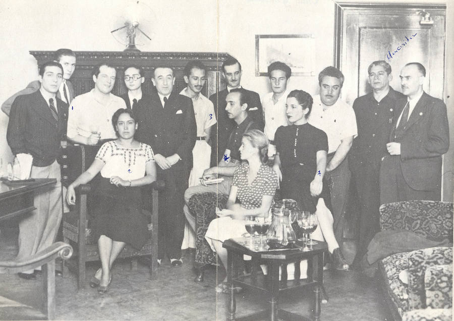 Escritores, entre ellos los de la delegación mexicana (Alberti, tercero por la izquireda, Elena Garro sentada en el centro, y de pie tras ella Octavio Paz)