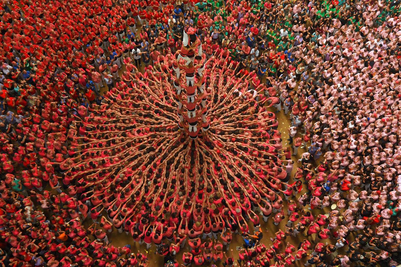 La multitud a sus pies. Miembros de la "Colla Vella dels Xiquets de Valls". El mundo casteller se reúne en la Tarraco Arena Plaça (TAP) de Tarragona en el XXVI Concurso de Castells, la gran cita bienal caracterizada este año claramente por las ambiciosas previsiones de las colles, por su dimensión internacional y su eco mediático, con 400 periodistas.