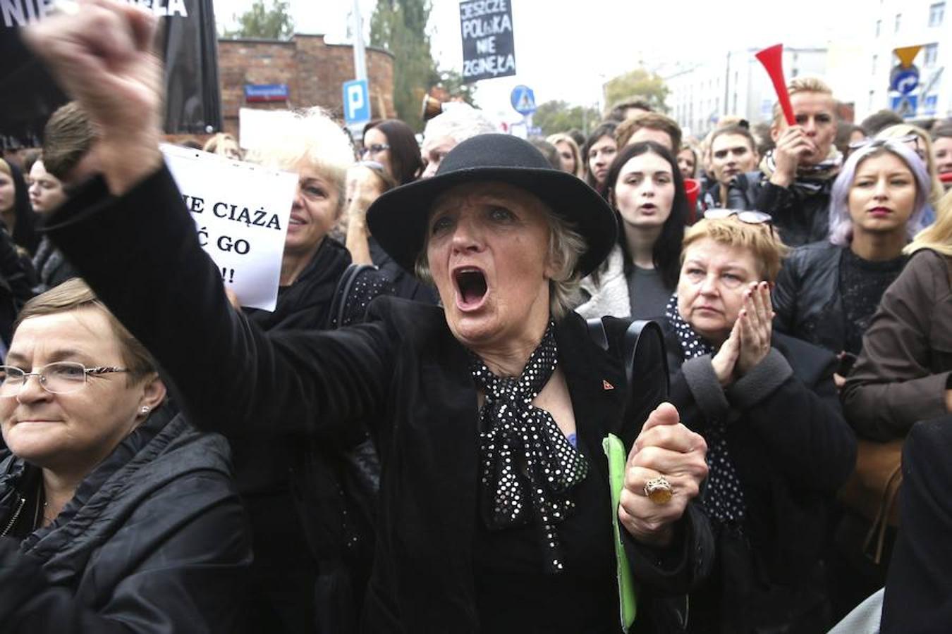 El detonante de la protesta tuvo lugar el pasado 23 de septiembre, cuando el Parlamento polaco admitió a trámite una iniciativa popular que propone prohibir la interrupción voluntaria del embarazo, penas de cárcel para las mujeres que aborten.