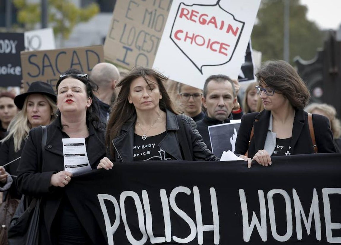 Entre las manifestantes había feministas, pro-abortistas, pero también católicas practicantes que, sin defender la liberalización total de la interrupción voluntaria del embarazo, sí consideran que las mujeres deben tener plena libertad para decidir en situaciones como una violación o la malformación del feto.. Efe