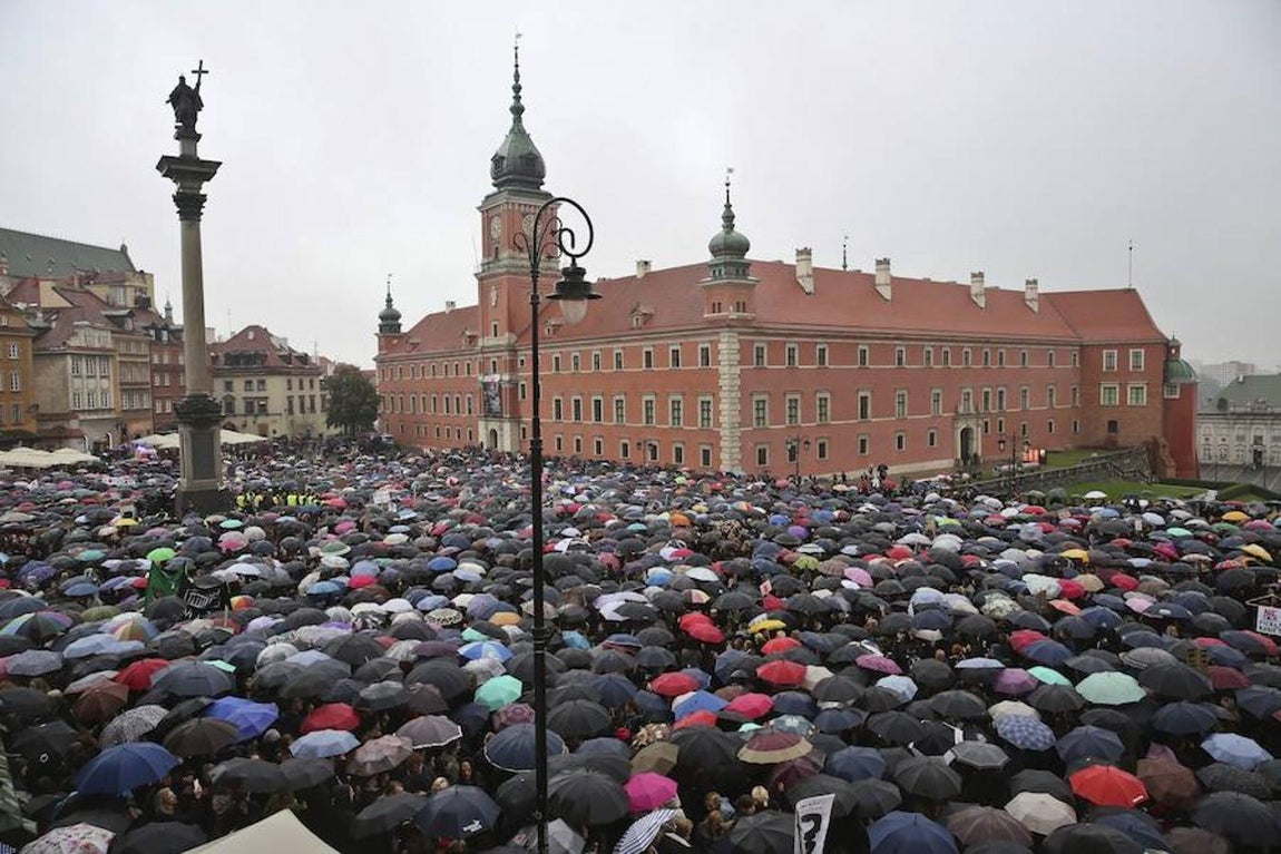 Varsovia fue el escenario de las principales protestas, que culminaron con una manifestación en el centro de la ciudad en la que, a pesar de la intensa lluvia, llegaron a participar hasta 17.000 personas, según informó también hoy la policía polaca.. Efe