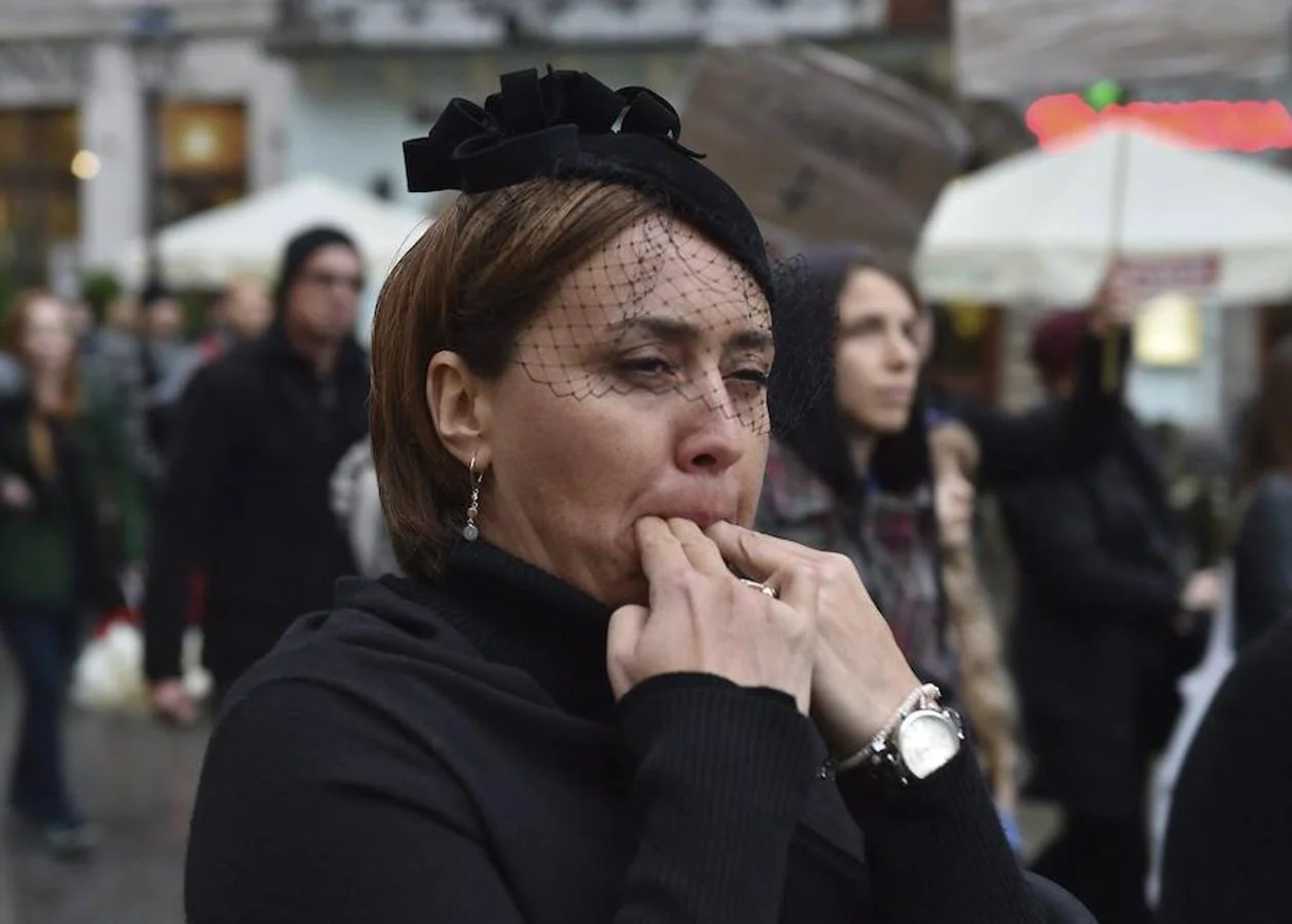 Miles de mujeres vestidas de negro protestaron en Polonia contra una nueva ley que prevé prohibir el aborto e imponer penas de cárcel a quienes lo practiquen, en una jornada denominada «Lunes Negro».
