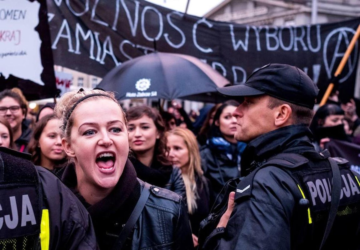 Distintos colectivos habían convocado a las polacas a una huelga general y Varsovia fue el escenario de las principales protestas, que culminaron con una manifestación en el centro de la ciudad en la que, a pesar de la intensa lluvia, participaron miles de personas.. Efe