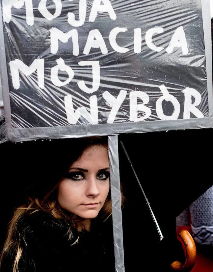 Antes, desde primera hora de la mañana, grupos de mujeres vestidas de negro recorrieron las calles de las principales ciudades polacas con carteles donde demandaban el derecho a decidir sobre su propio embarazo y más libertad sexual.