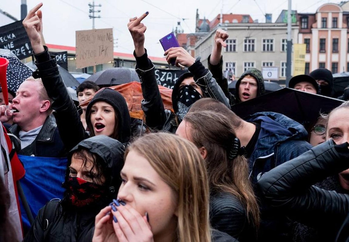 «¡Paremos a los fanáticos!», «¡Queremos médicos, no misioneros!» o «Mi cuerpo, mi elección», fueron algunos de los lemas que corearon las manifestantes.. Efe