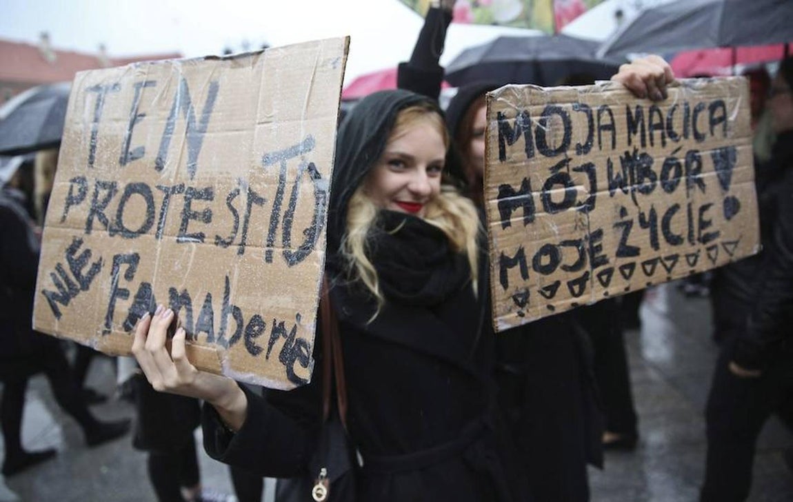 En varios casos las empresas polacas dieron el día libre a sus empleadas en solidaridad con la protesta, que a través de las redes sociales había pedido a todas las mujeres del país «ausentarse del trabajo, alegar enfermedad o cualquier otro pretexto» para sumarse a las marchas.. Efe