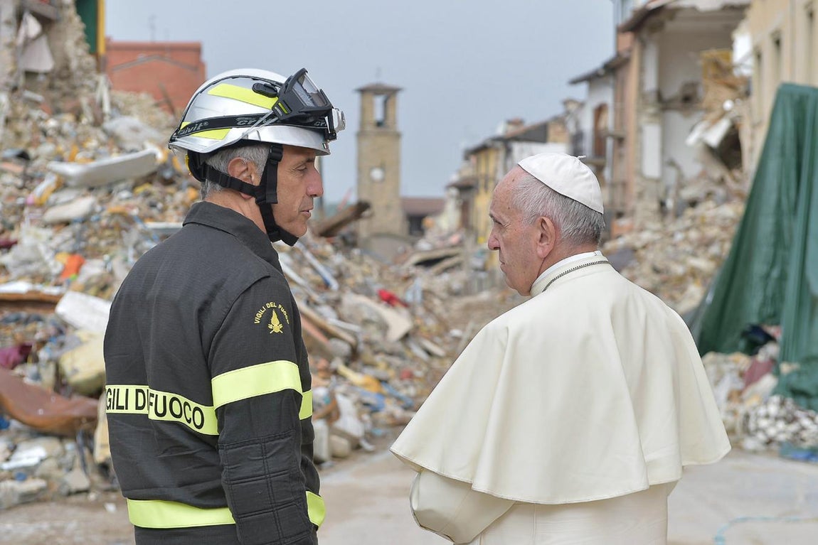 En imágenes: La visita sorpresa del Papa Francisco a Amatrice