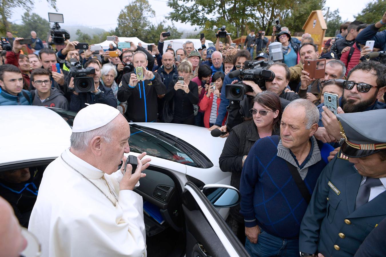 En imágenes: La visita sorpresa del Papa Francisco a Amatrice