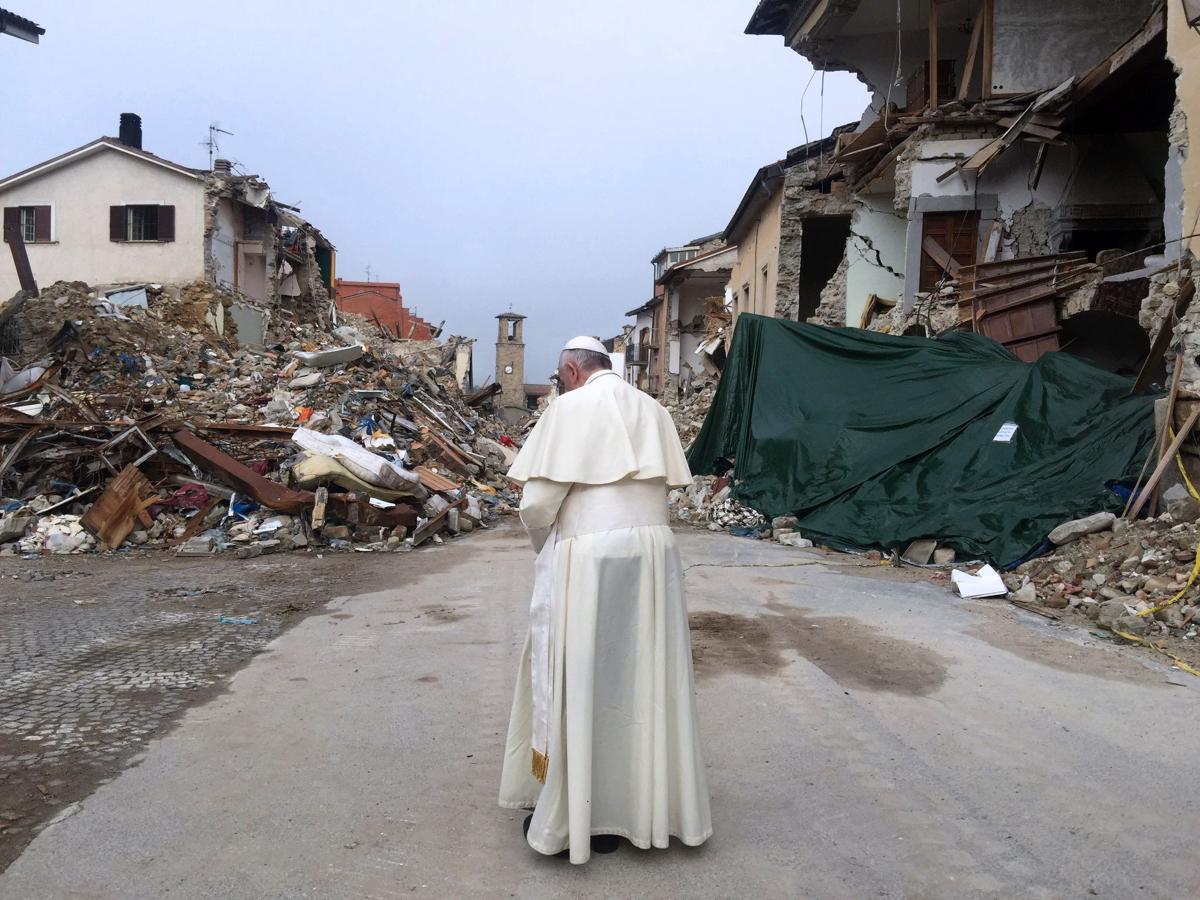 En imágenes: La visita sorpresa del Papa Francisco a Amatrice