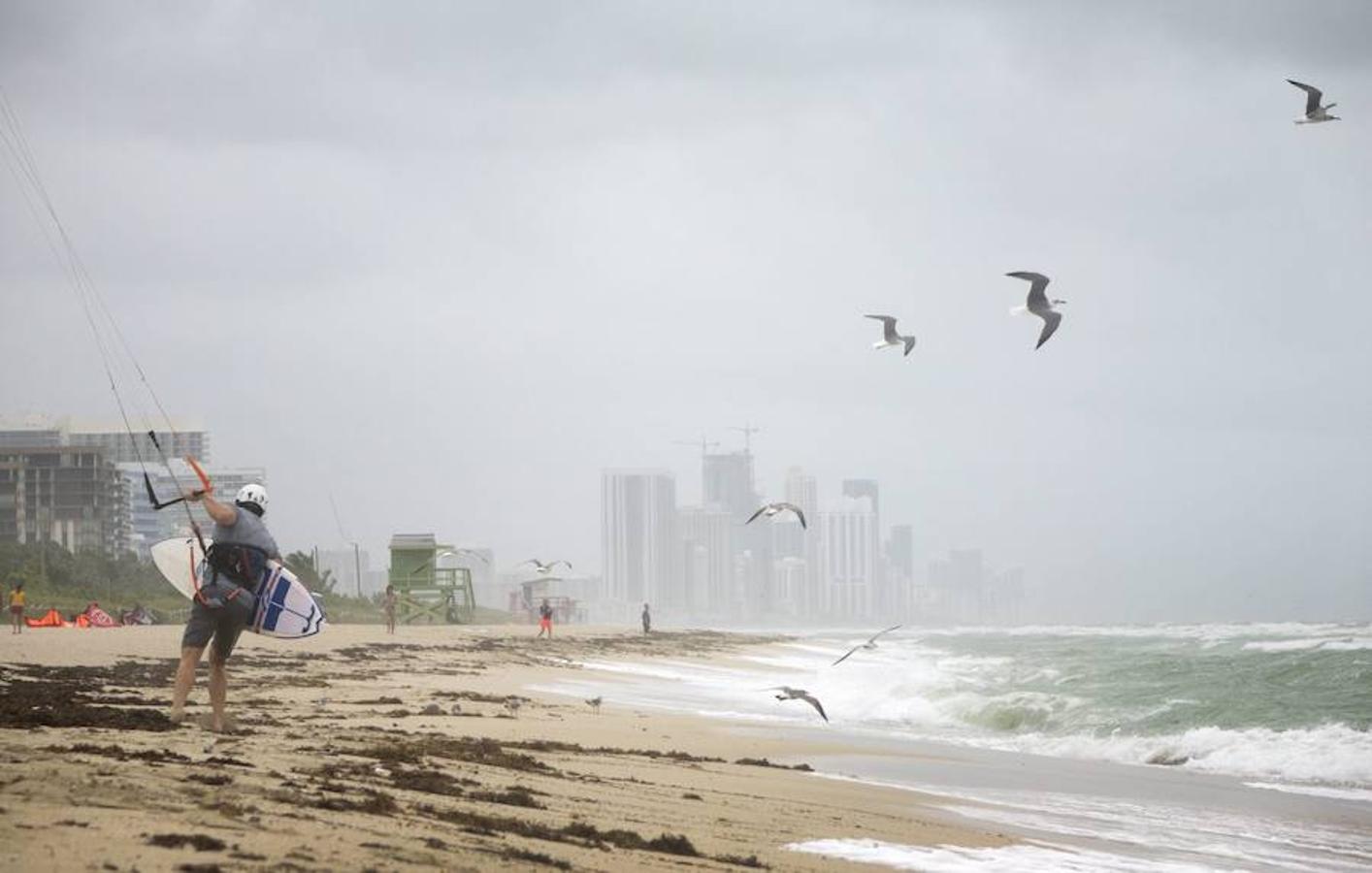 Vista del tiempo esta mañana en la playa de Miami, Florida, Estados Unidos. 