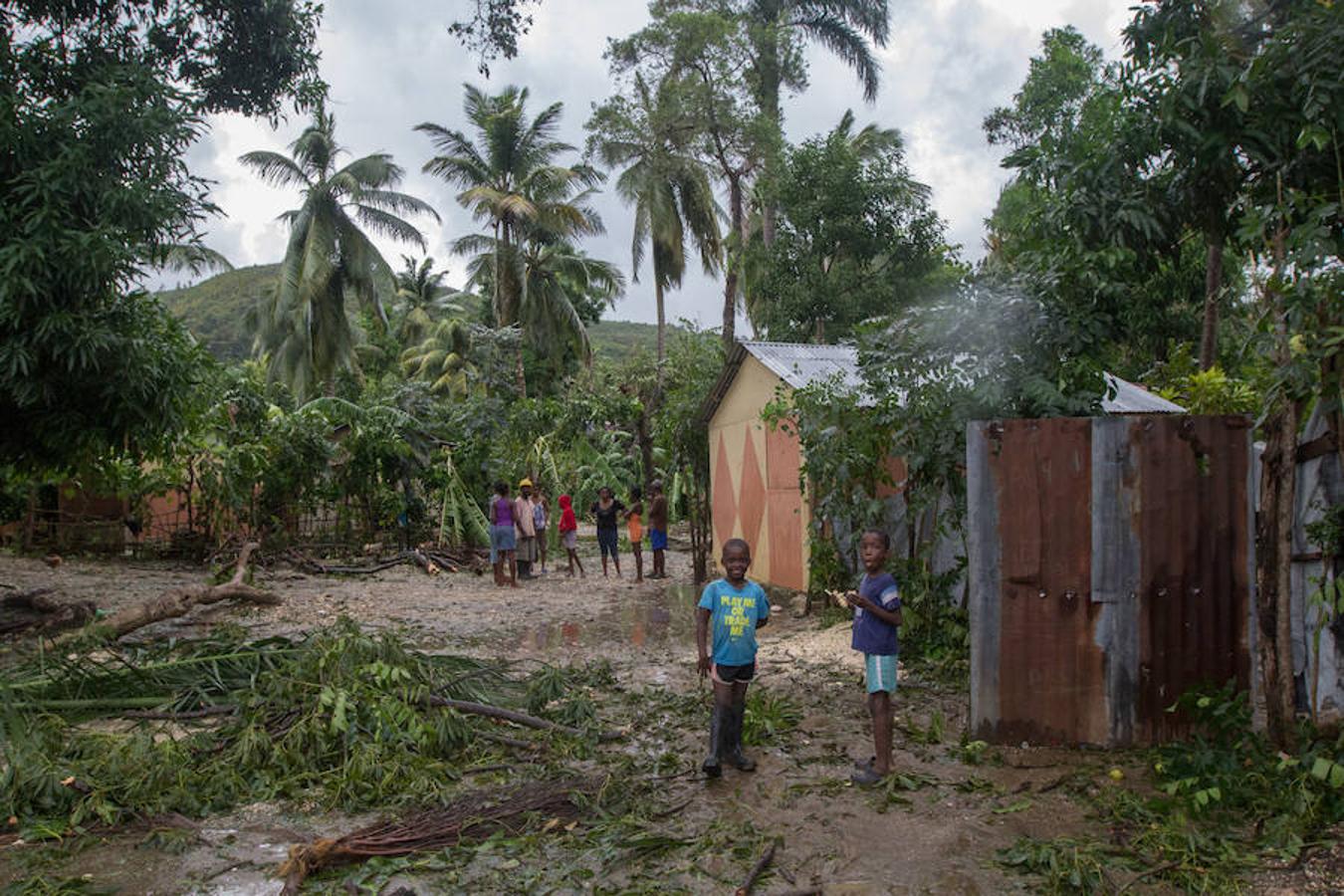 Unos niños, en el exterior de varias viviendas azotadas por el huracán. 