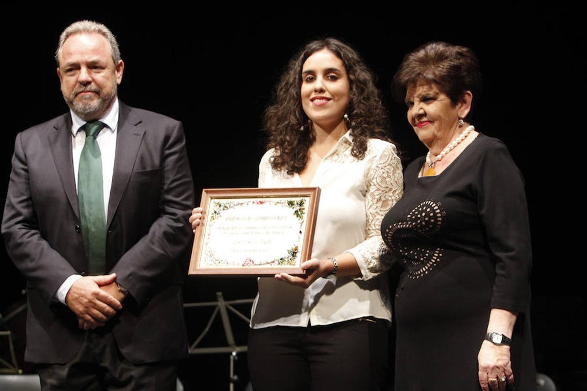 Inés Sandoval, concejal de Toledo, recogió el premio del Centro de la Mujer, en la imagen con el senador Jesús Labrador, portavoz del PP, y Mari Luz Santos. 