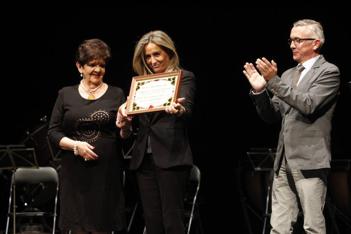 Milagros Tolón, con su galardón. 