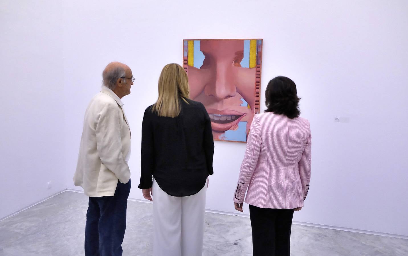 La presidenta de la Junta, la consejera de Cultura y el pintor Luis Gordillo, visitando las salas de exposiciones