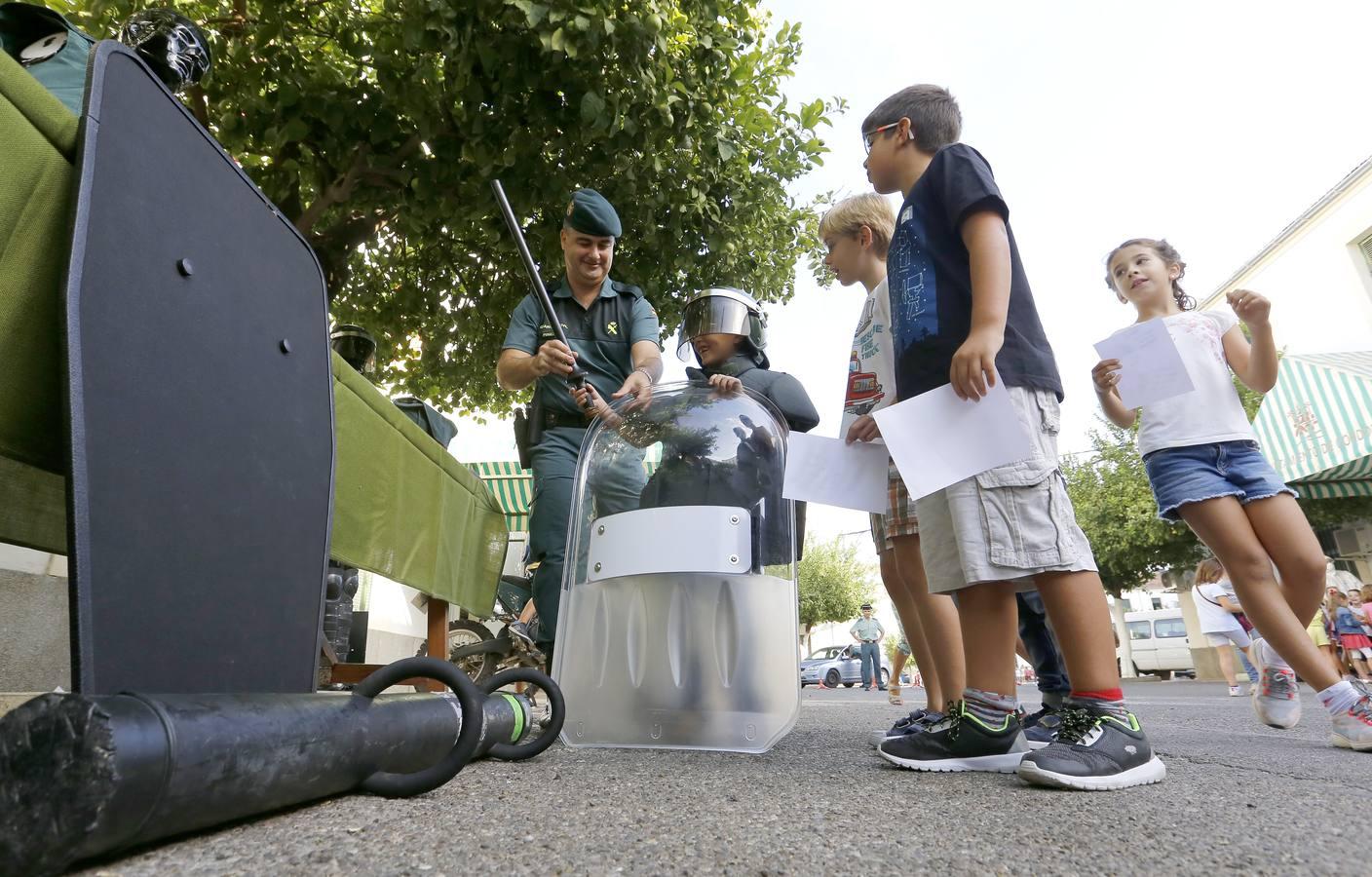 En imágenes, una jornada de encuentro entre alumnos y la Guardia Civil