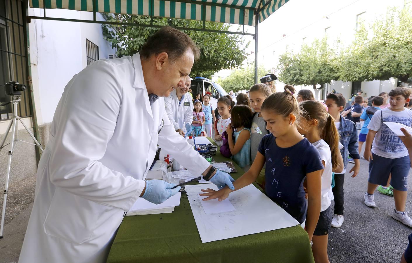 En imágenes, una jornada de encuentro entre alumnos y la Guardia Civil