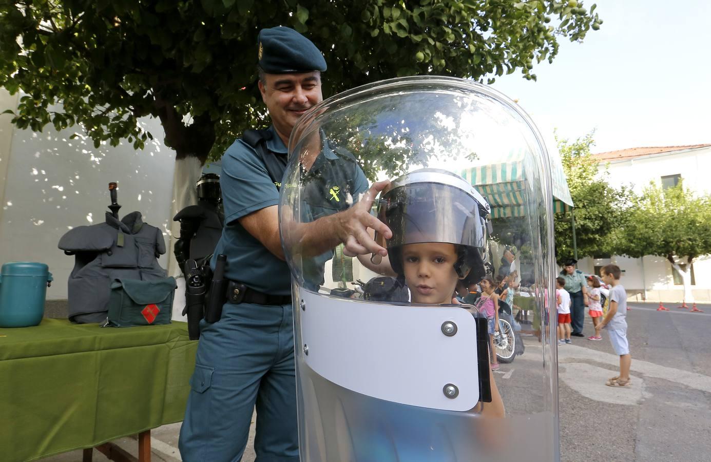 En imágenes, una jornada de encuentro entre alumnos y la Guardia Civil