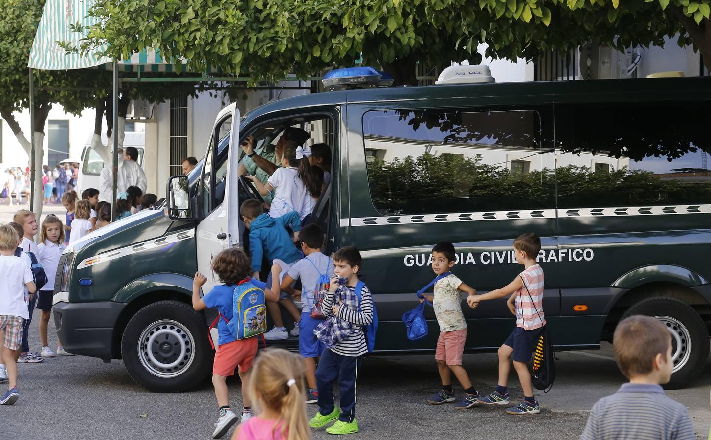 En imágenes, una jornada de encuentro entre alumnos y la Guardia Civil