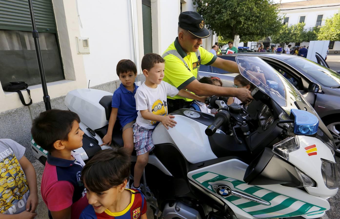 En imágenes, una jornada de encuentro entre alumnos y la Guardia Civil