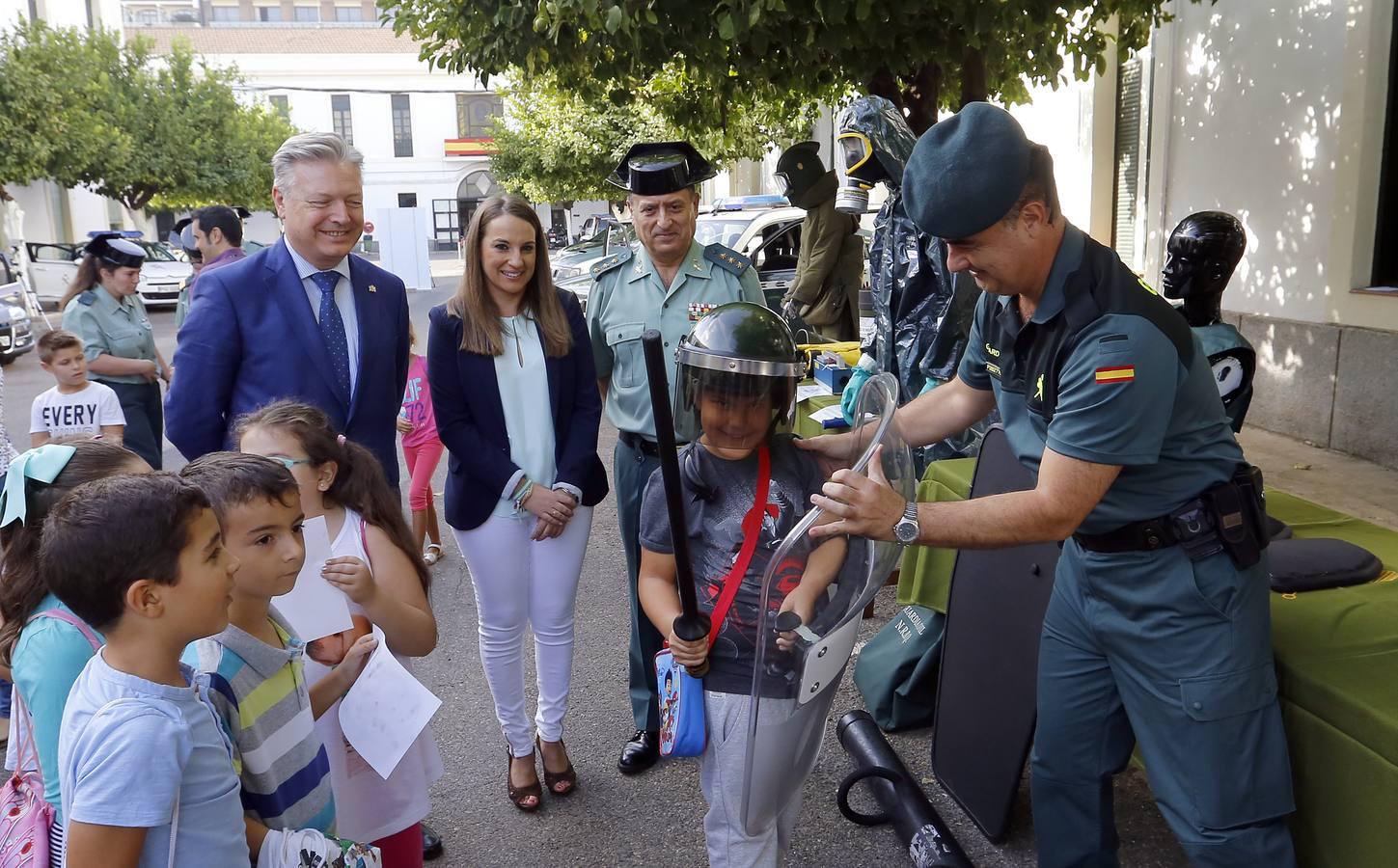 En imágenes, una jornada de encuentro entre alumnos y la Guardia Civil