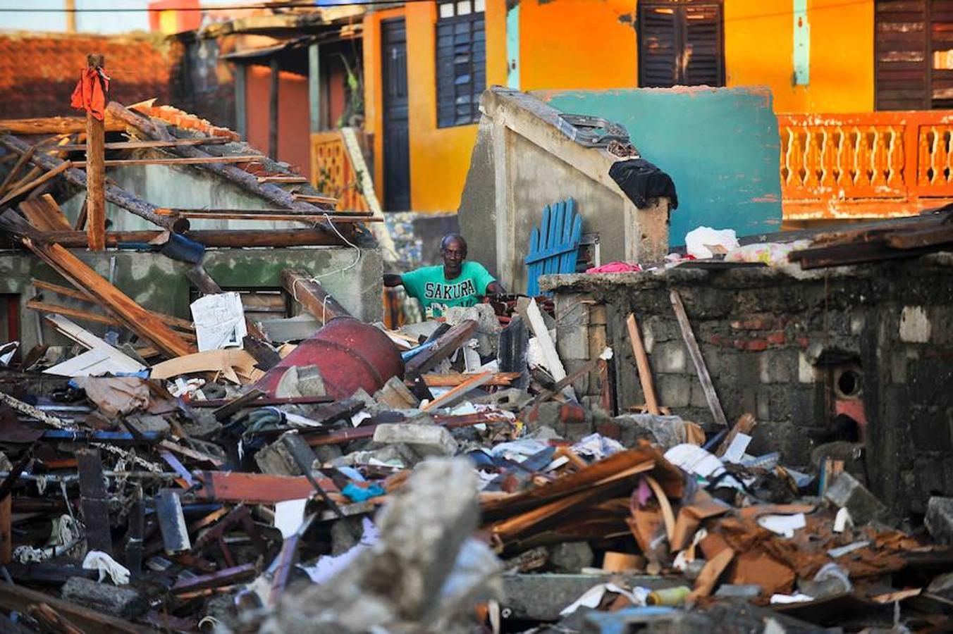 Un habitante de Baracoa, en la provincia de Guantanamo (Cuba), en medio de los escombros tras el paso del huracán Matthew 