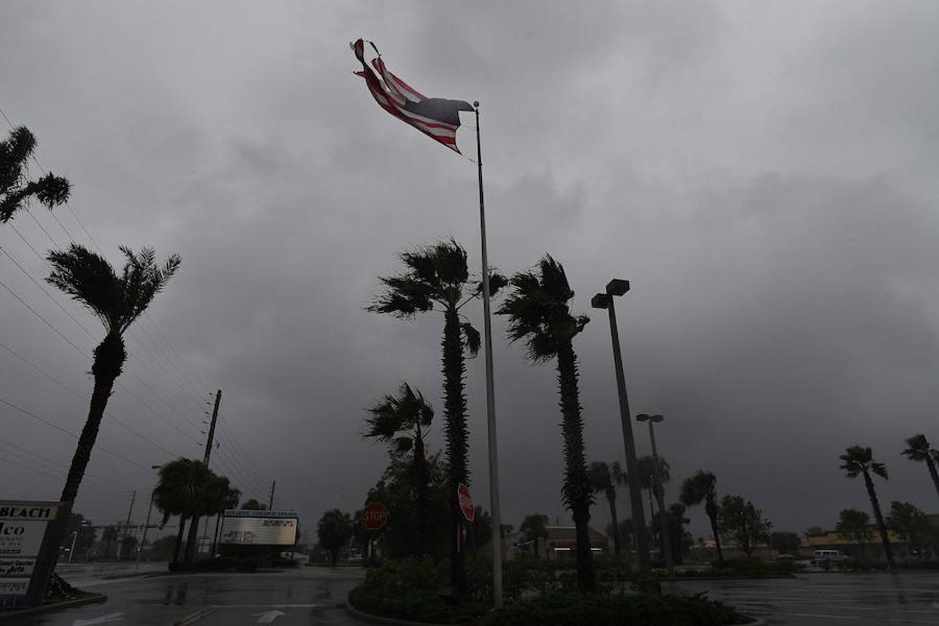 Una bandera de EE.UU. ondea en Atlantic Beach. 