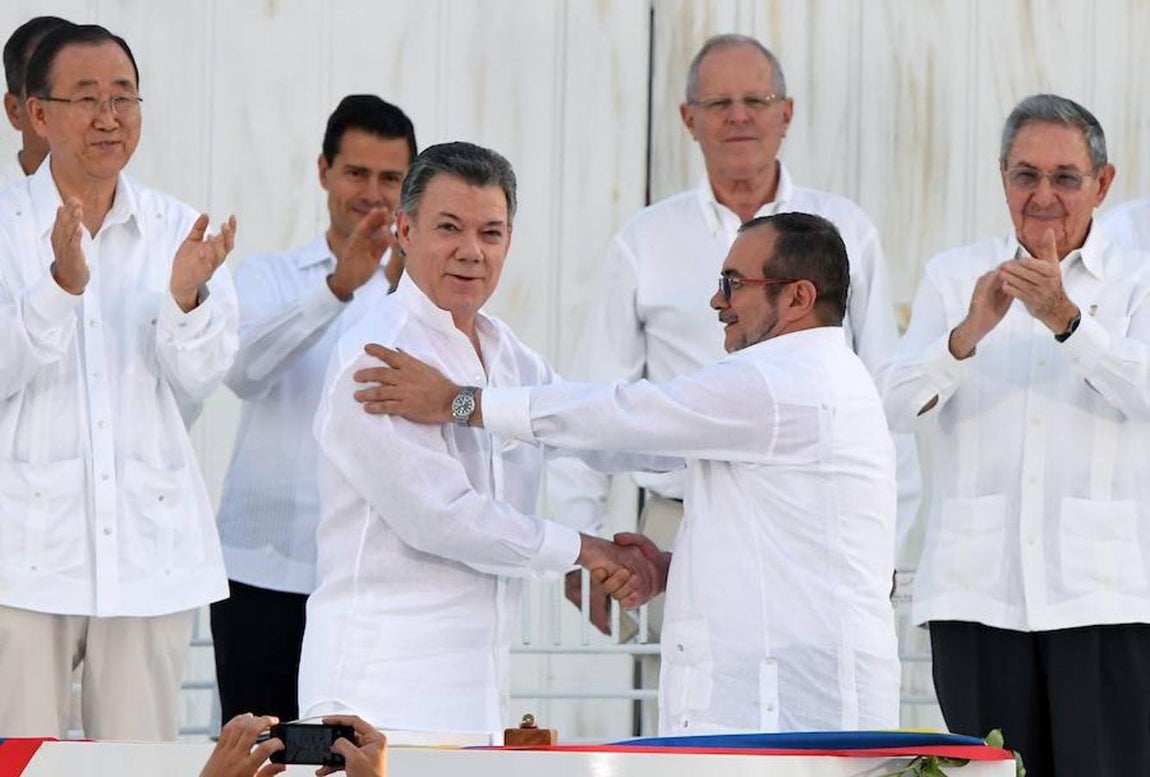 Juan Manuel Santos, Premio Nobel de la Paz 2016, en imágenes. Abrazo histórico del mandatario colombiano con el líder de las FARC  Rodrigo Londoño Echeberri, «Tomochenko», en presencia de mandatarios internacionales como el presidente de Cuba y el secretario general de la ONU