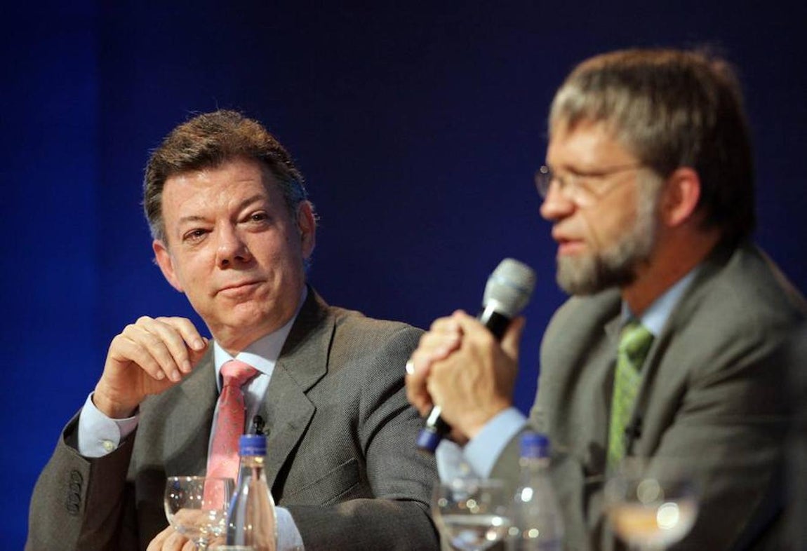 Juan Manuel Santos, Premio Nobel de la Paz 2016, en imágenes. Santos tuvo un rival de peso en el aspirante del Partido de los Verdes, Antanas Mockus (dcha)