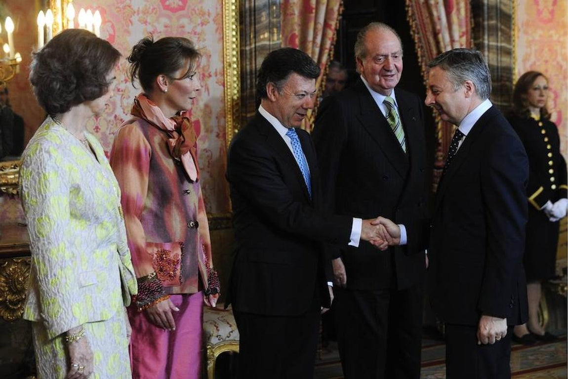Juan Manuel Santos, Premio Nobel de la Paz 2016, en imágenes. Por su parte, la primera visita de Estado de Santos a España tuvo lugar en abril de 2011