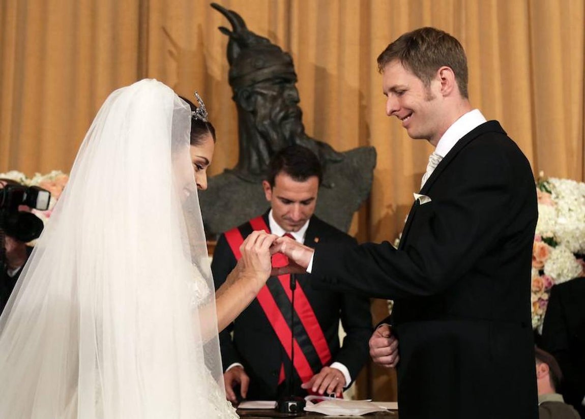 Los Príncipes Leka y Elia de Albania se dan el «sí, quiero». 